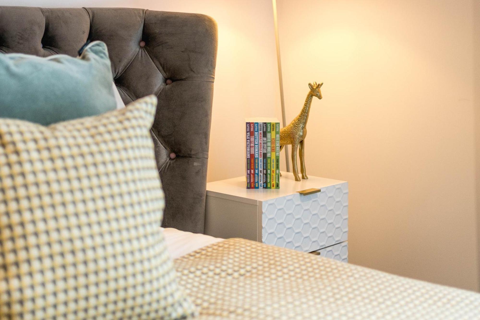 Modern-3beds-balcony-lift Apartment